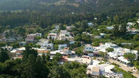 edificios en la ladera de la montaña en la isla griega de kos, isla del dodecaneso, grecia
