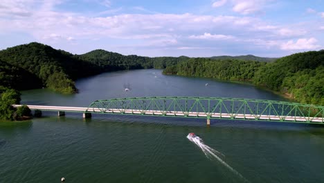 El-Barco-Pasa-Por-Debajo-Del-Puente-421-En-El-Lago-South-Holston-Cerca-De-Bristol-Virginia,-Tennesse-Cerca-De-Johnson-City-Tennessee,-Mountain-City-Tennessee,-Kingsport-Tennessee-No-Lejos-Del-Lago-Watauga-Tennessee