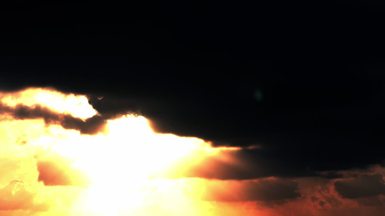 구름과 극적인 일몰 하늘