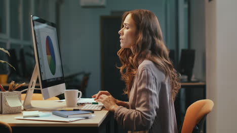 Mujer-De-Negocios-Enojada-Por-Los-Resultados.-Mujer-Sorprendida-Revisando-Documentos.