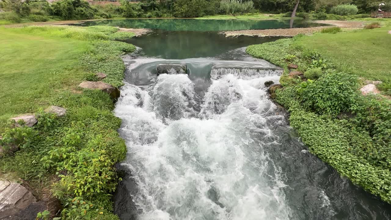 agua corriendo sobre las rocas desde un ángulo superior a 4k 30fps