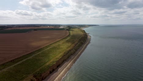 Un-Video-De-Drones-De-Gran-Altitud-Que-Muestra-La-Cima-De-Los-Acantilados-En-Reculver-En-Kent