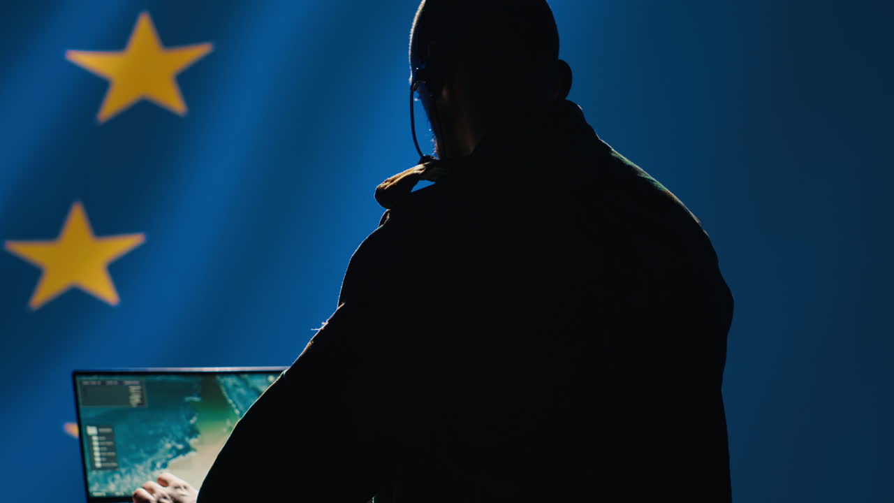 военный диспетчер европейского союза смотрит на трансляцию наблюдения.