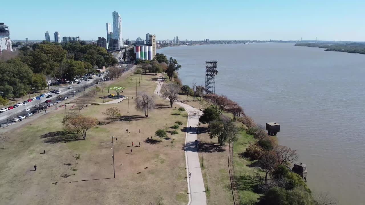 costa de rosario argentina vista aérea gente caminando y disfrutando del parque de la ciudad cerca del río paraná