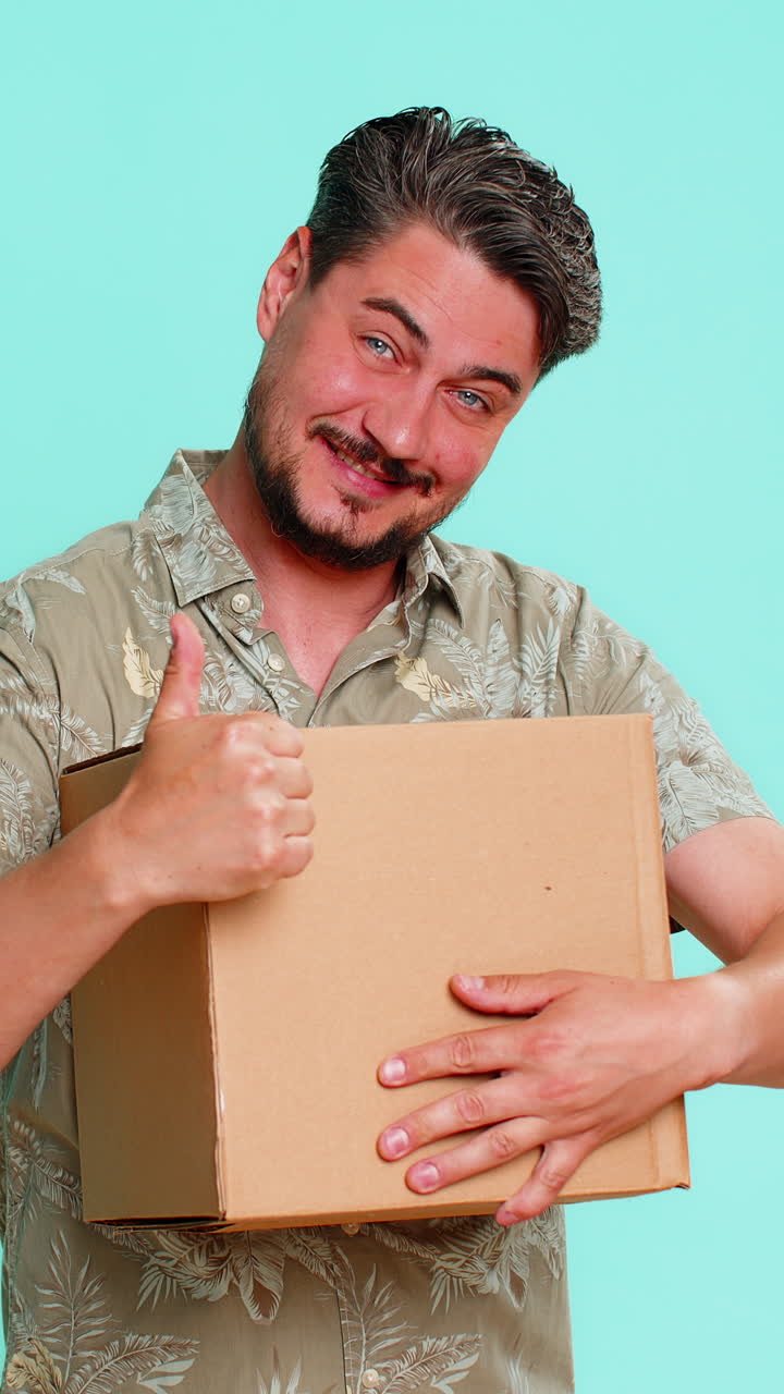 Uomo che abbraccia una scatola di cartone con un sorriso felice, esprimendo entusiasmo per il pacco online ricevuto