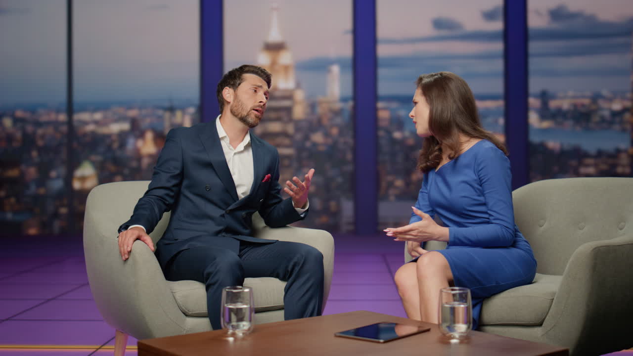 show de televisión de invitados tristes compartiendo problemas de la vida con la presentadora en el estudio de televisión.