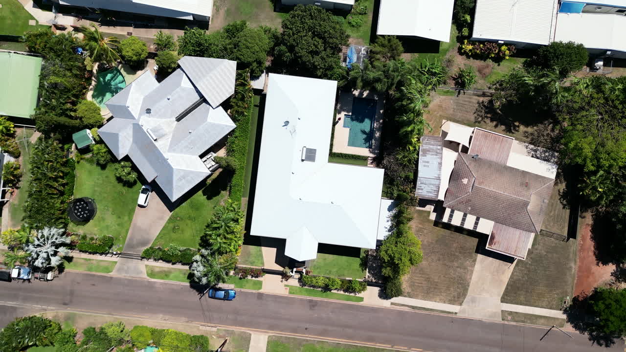 propiedad de lujo con drones aéreos en un suburbio residencial