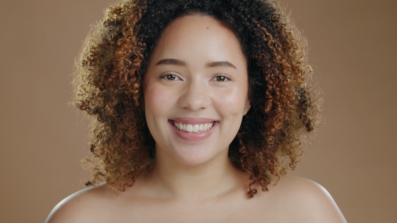 rostro, mujer natural o latina con cosméticos