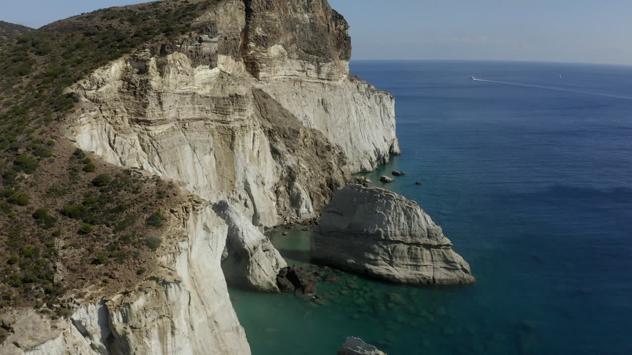 la playa de klefitko y los acantilados blancos, tomas aéreas de drones sobre las aguas azules y la espectacular costa de la isla griega de milos, grecia en 4k