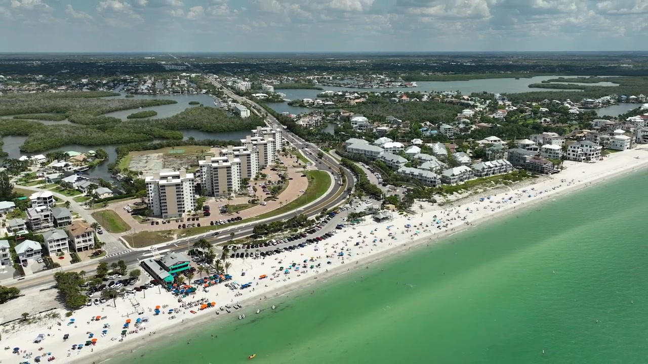 Ripresa fluida con zoom indietro e panoramica su Bonita Beach in Florida