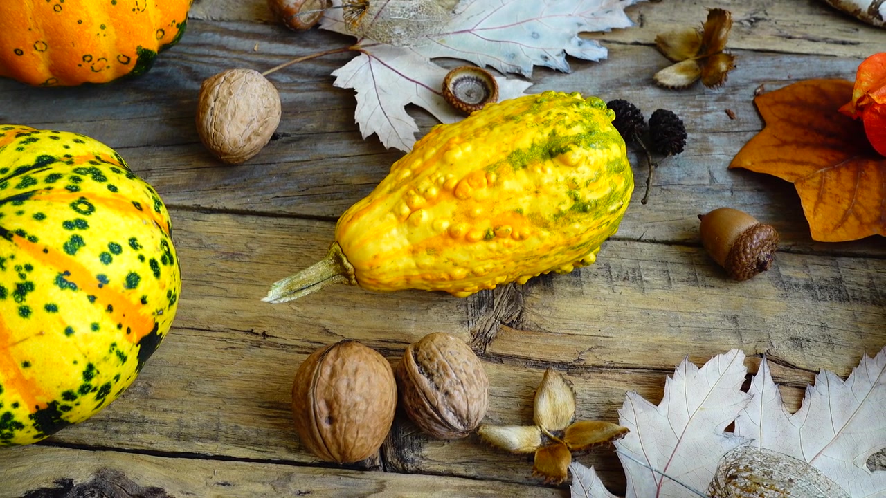 Natura morta autunnale su una tavola di legno vintage