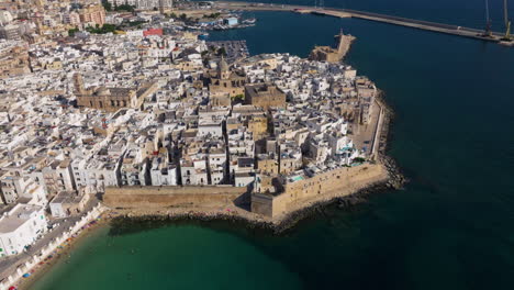 vista aérea de la antigua ciudad de monopoli en apulia, italia - toma de avión no tripulado