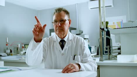 científico usando una nueva tecnología invisible en el laboratorio 4k