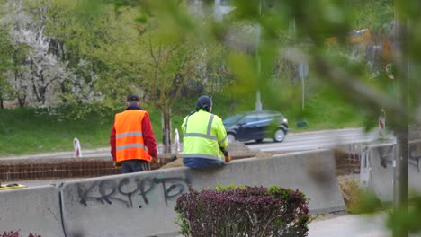 Dos-Trabajadores-De-La-Construcción-Tomando-Un-Descanso-En-La-Carretera