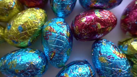 un montón de deliciosos y coloridos huevos de chocolate 04