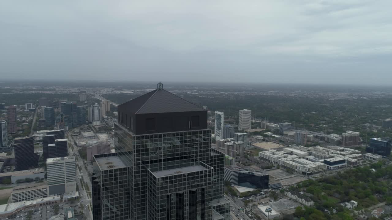 este video trata sobre una vista aérea de la torre williams y el área del centro comercial galleria en houston, texas