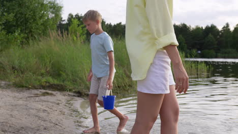 dzieci bawiące się na plaży.