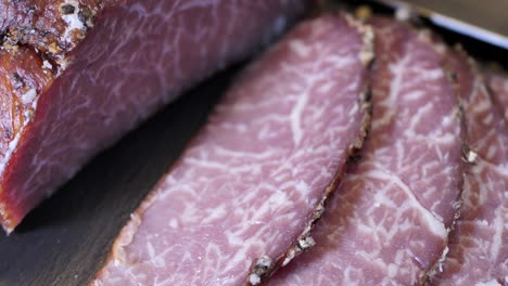 carne de mármol cortada en rodajas