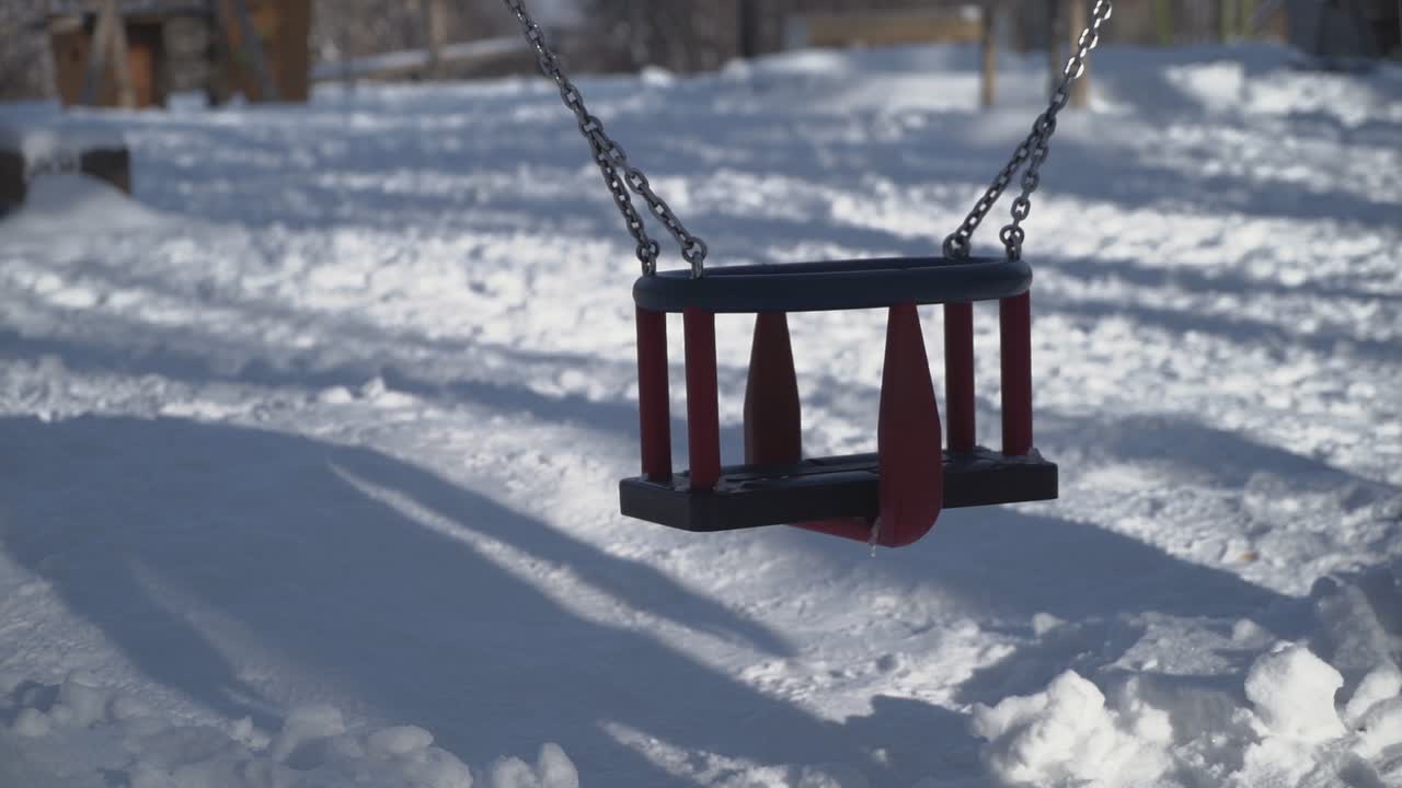 Altalena che dondola lentamente al parco giochi di Normafa
