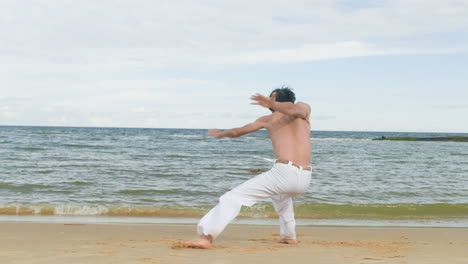 Mann-Tanzt-Capoeira-Am-Strand