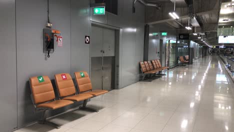 distancia social en el aeropuerto, aeropuerto vacío