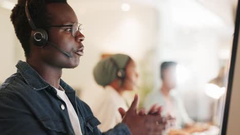 Callcenter,-Schwarzer-Mann-Und-Beratung-Am-Computer