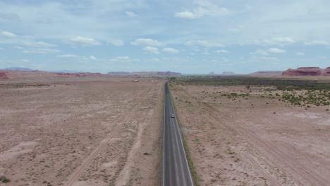 coche viajando por la carretera del desierto de la reserva navajo en arizona - antena