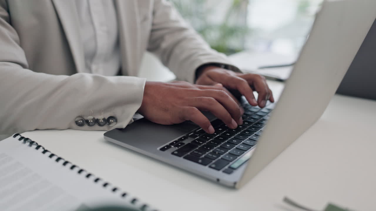 portátil, e-mail e mãos de pessoa de negócios