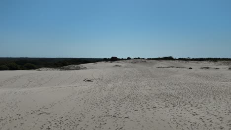 Extensas-Dunas-De-Arena-Con-Vista-Lejana-Al-Mar