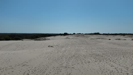 extensas dunas de arena con vistas lejanas al océano