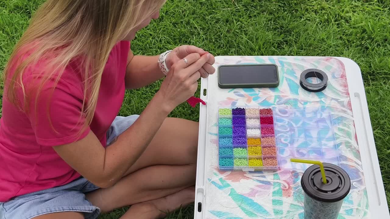 야외에서 구슬을 는 여자