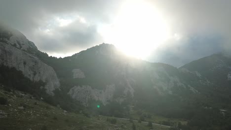 Vuelo-Con-Drones:-Las-Montañas-Del-Parque-Nacional-Velebit-De-Croacia-En-Una-Mañana-Nublada