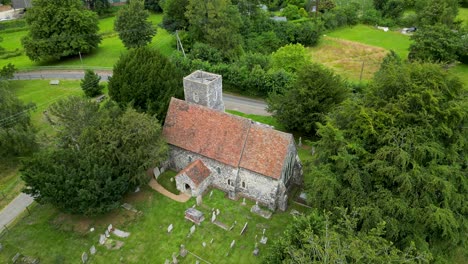 Ein-Stoßschuss-über-Einen-Friedhof-In-Richtung-Ulmensteinkirche