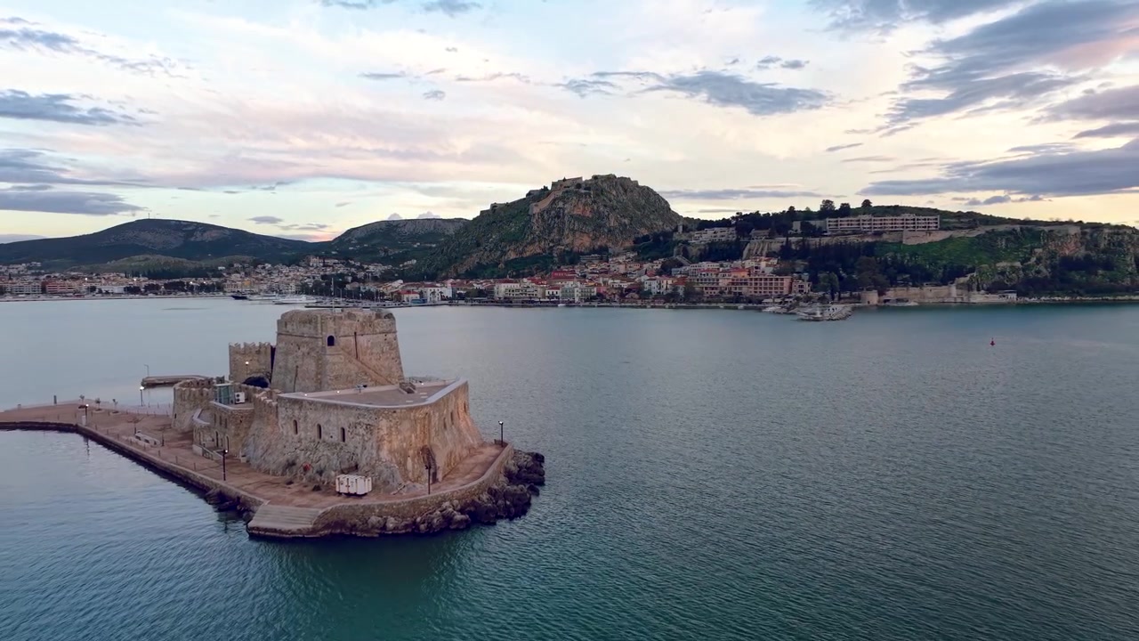Rivelazione della Fortezza di Bourtzi, città di Nauplia, Peloponneso, Grecia.
