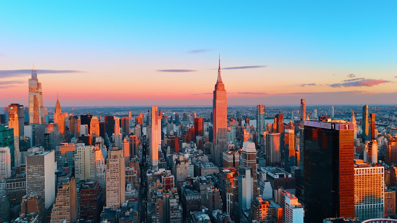 New York, USA, 8 ottobre 2025: clip video sopra la spettacolare Manhattan al tramonto. Una splendida luce dorata colora le cime dei maestosi grattacieli. Vista aerea