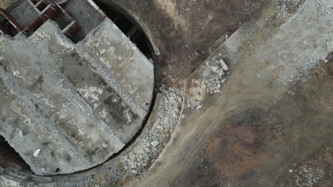 susurros del pasado: exploración del sobrevuelo de un dron sobre la superficie de un búnker soviético abandonado
