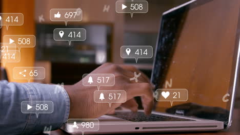 animación de iconos y números de redes sociales sobre las manos de un hombre afroamericano que usa una computadora portátil