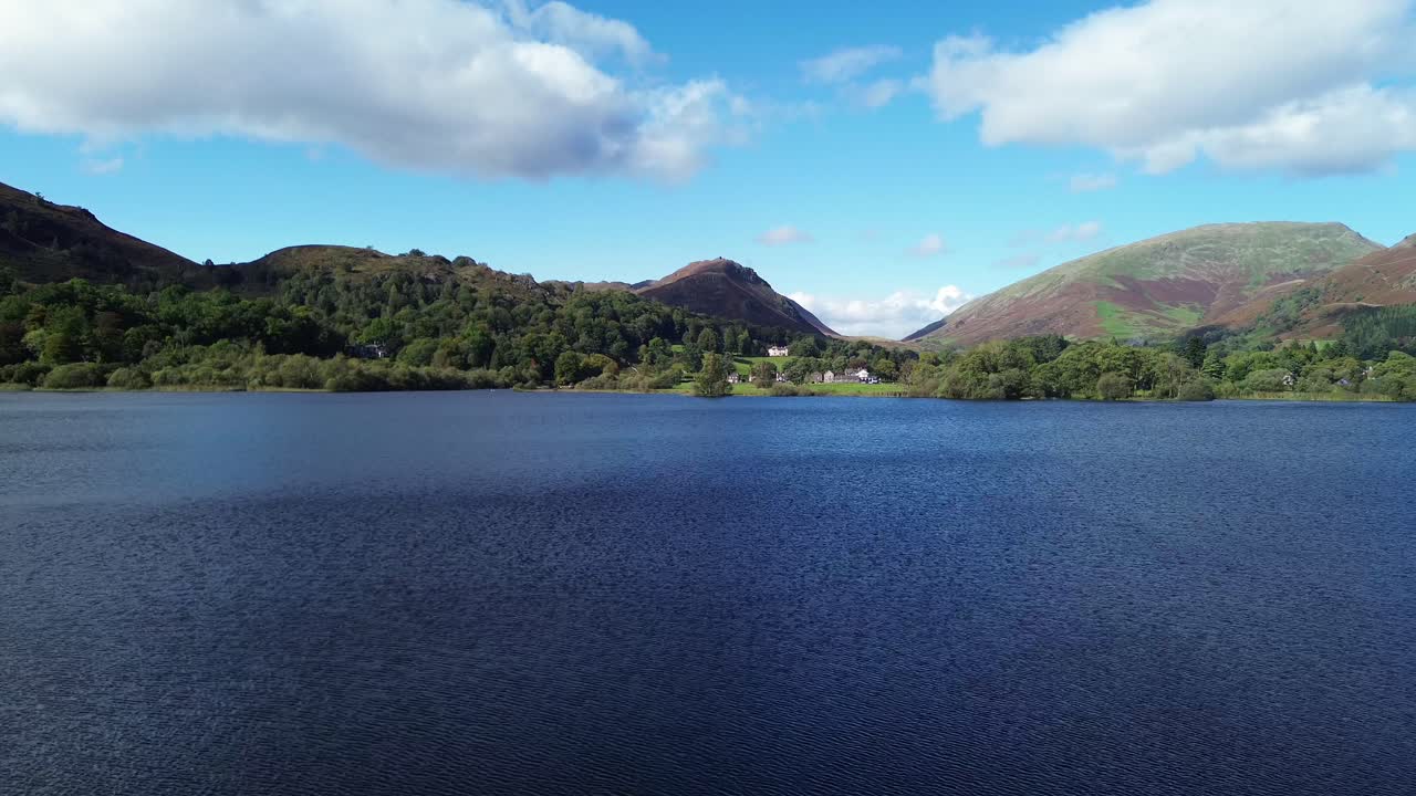 거대한 호수 위의 항공 영상이 호수 지역의 작은 시골 마을로 향하고 있습니다.