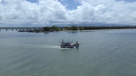 Fisherman-boat-floating-around-the-island-in-Thailand-with-mountain-view