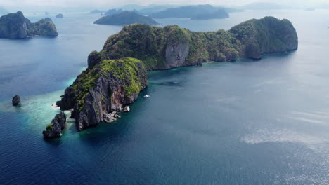 Toma-Aérea-De-Una-Isla-En-El-Corazón-Del-Océano