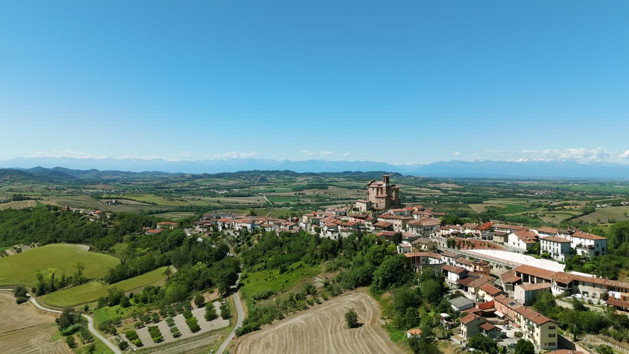 vista a vista de pájaro de la ciudad de treville en la región de piamonte, en el norte de italia