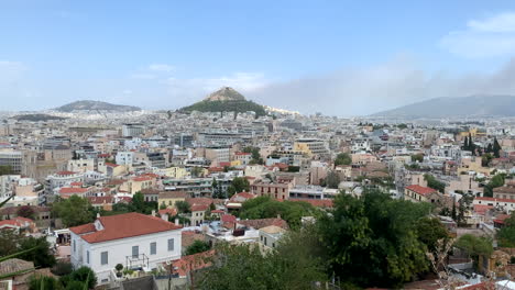 Paisaje-De-La-Ciudad-De-Atenas,-Paisaje-Urbano-De-Edificios-Densos,-Día-Soleado