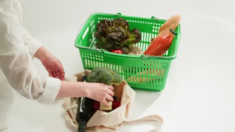 mujer comprando comestibles