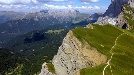 Vistas-Aéreas-Con-Drones-De-La-Cordillera-De-Seceda-Patrimonio-Mundial-De-La-Unesco-En-Los-Dolomitas,-Italia