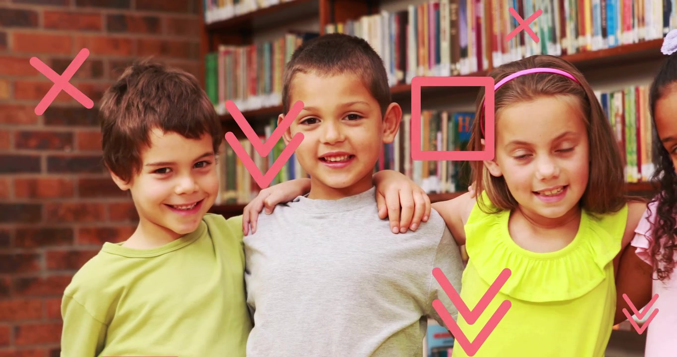 Niños posando cerca de estanterías, niños entrando por la izquierda, cambiando de posición para anuncio, con iconos rosas animándose en las camisetas