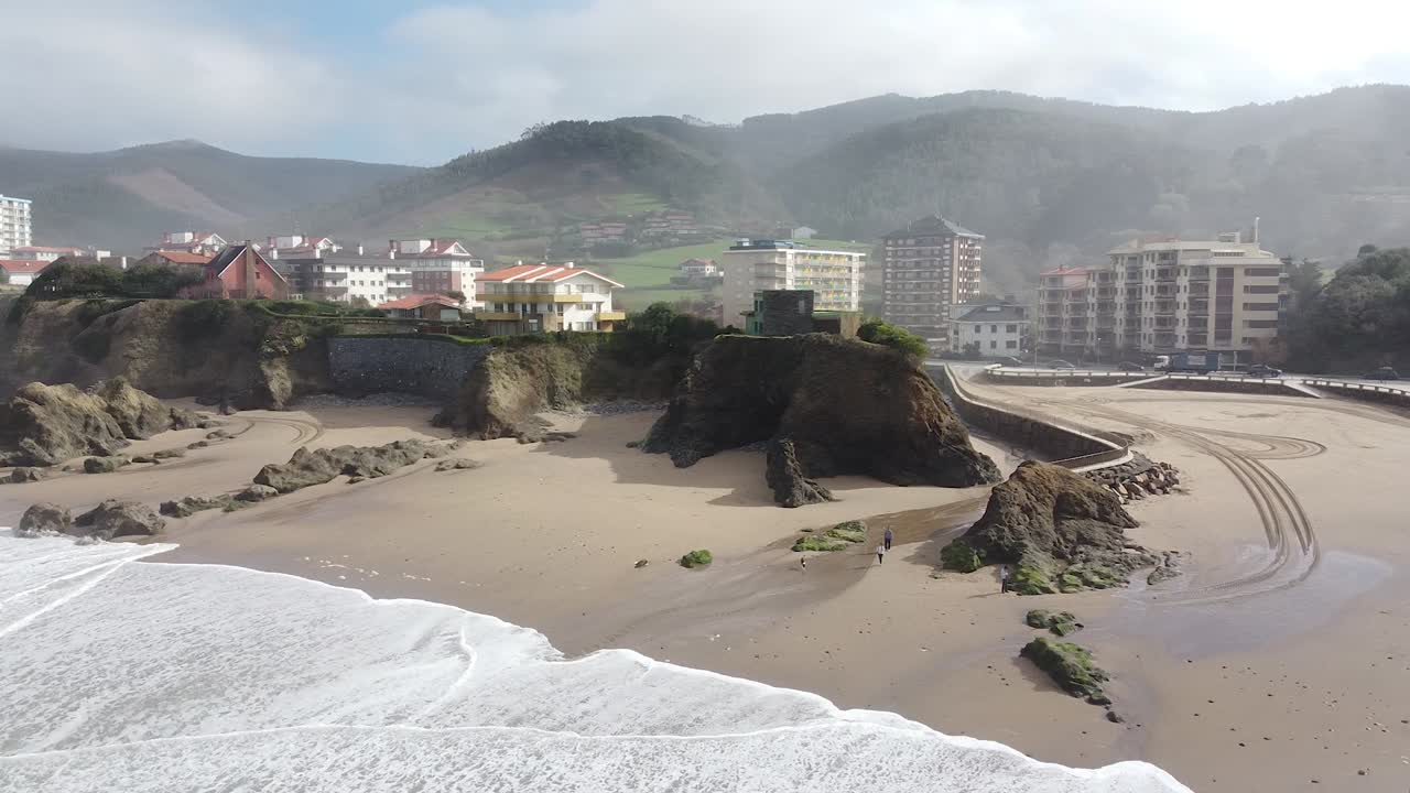 안개 낀 날 바스크 지방 바키오 해변의 공중 무인 항공기 전망