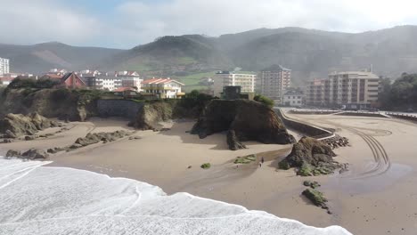 vista aérea de drones de la playa de bakio en el país vasco en un día nublado