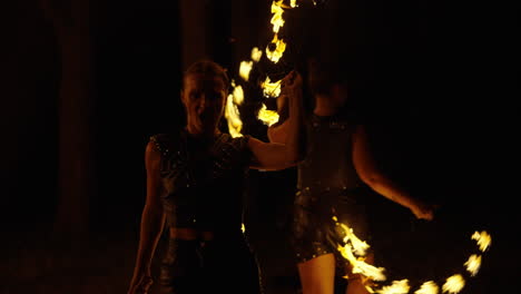 espectáculo de bailarines de fuego por la noche