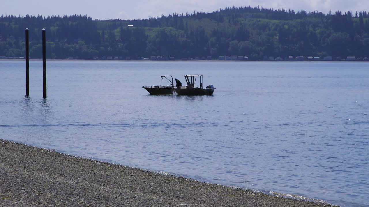 워싱턴주 카마노 아일랜드 주립공원의 부두 근처에 떠 있는 작고 눈에 띄지 않는 낚시