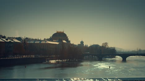 Teatro-Nacional-En-Praga-Bajo-La-Luz-Del-Sol-Bajo-El-Puente-Charles